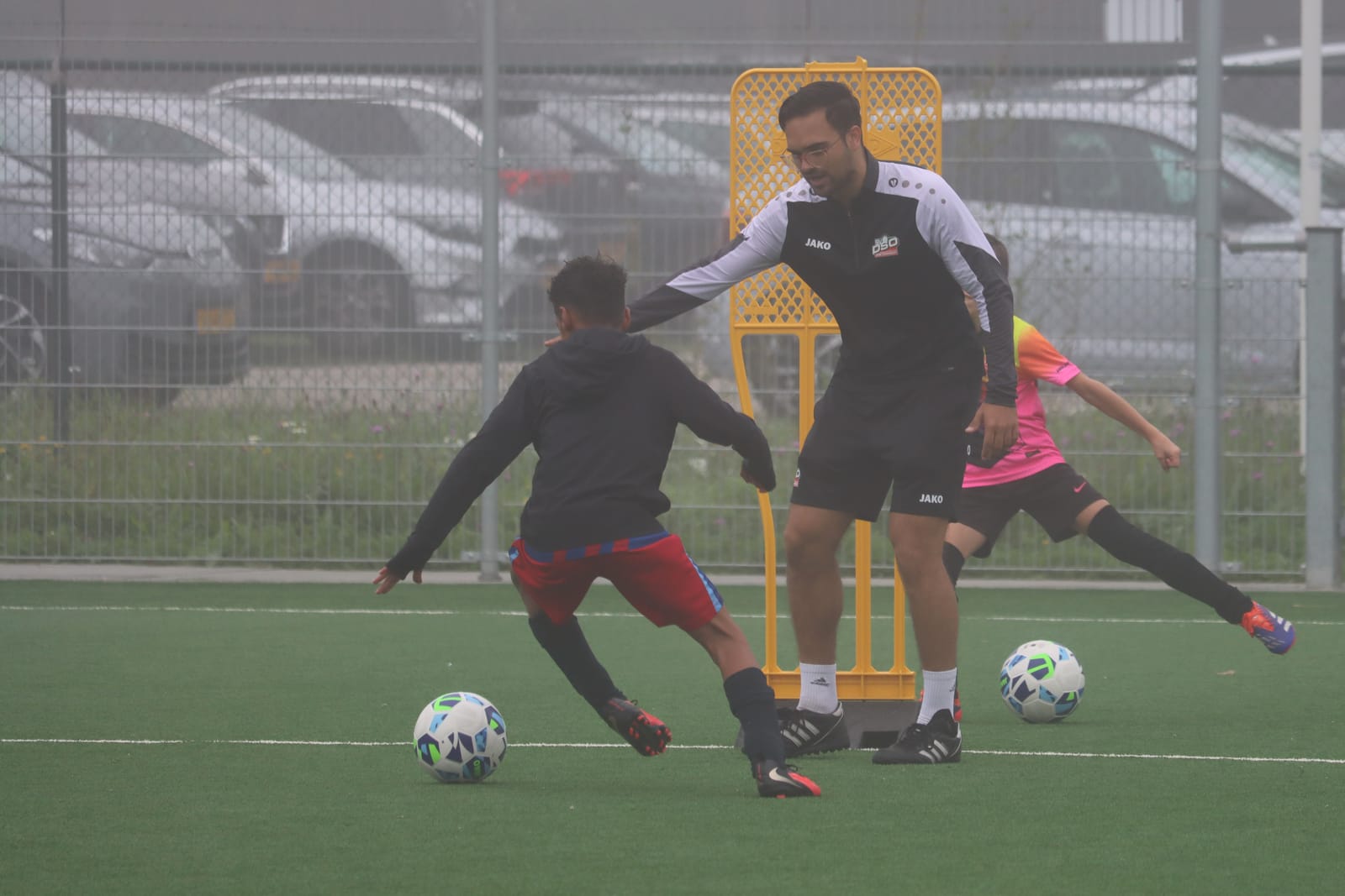 Een trainer gaat het 1-tegen-1 duel aan met een speler